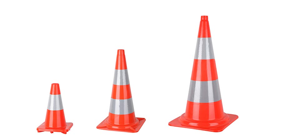 Cono de tráfico europeo naranja sólido